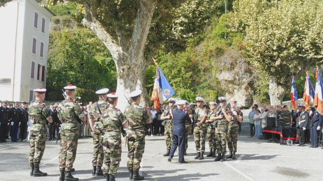 Cérémonie de passation du drapeau de la DBFM par le Contre-amiral LUCAS, Commandant la FORFUSCO, le 25 septembre 2018 à Largentière crédit photographique ONAC-VG – SD 07